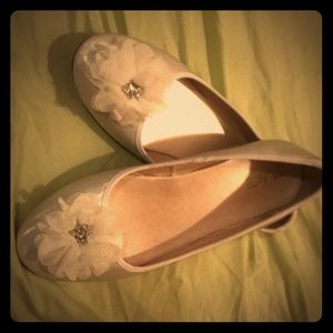 Shoes , belts , bows